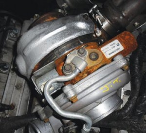 El turbo geométrica variable se sienta de lado en la parte superior del motor. La línea de alimentación de aceite está atornillado a la parte superior del turbo. Directamente debajo de la línea de alimentación de aceite es el actuador que controla las 'paletas' del turbo.